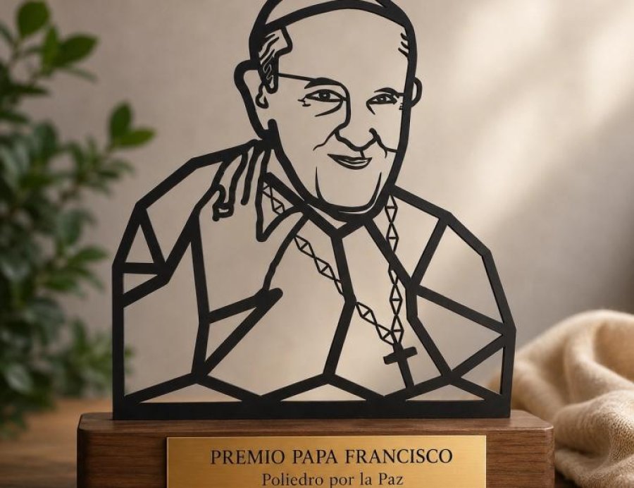 La imagen del poliedro, utilizada con frecuencia por Francisco, expresa una sociedad donde las diferencias no se anulan, sino que conviven y se enriquecen mutuamente, formando una unidad diversa.