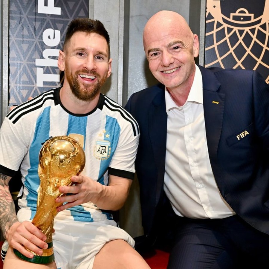 SENTIDAS PALABRAS. El presidente de FIFA elogi&oacute; por su carrera al astro argentino.