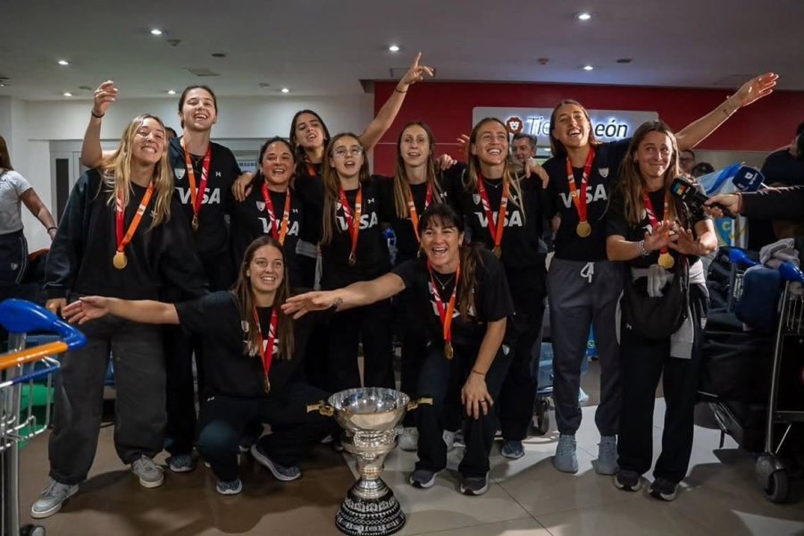 MERECIDAS CAMPEONAS. El seleccionado argentino tuvo una c&aacute;lida bienvenida.