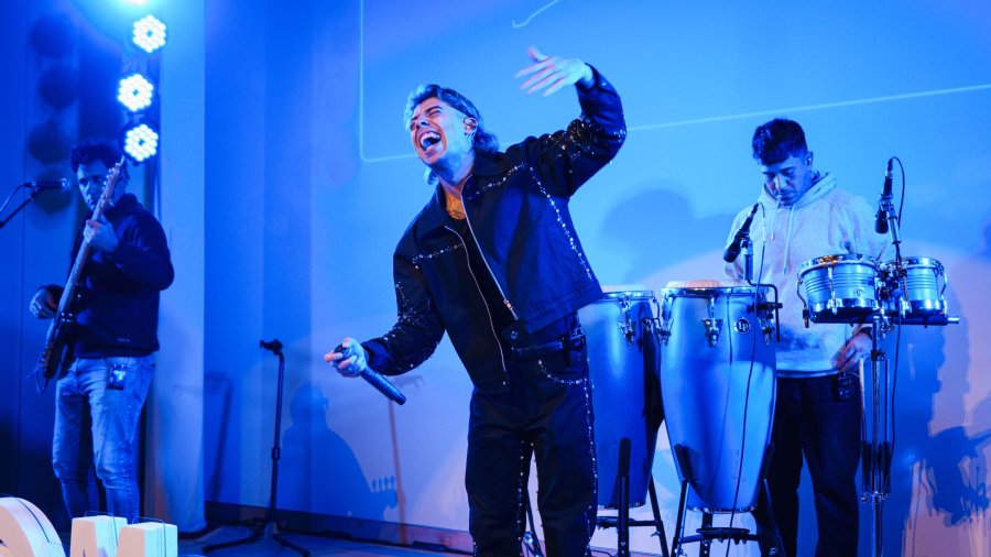 Luck Ra subi&oacute; al escenario para un show que hizo cantar y bailar a todos durante la presentaci&oacute;n.
