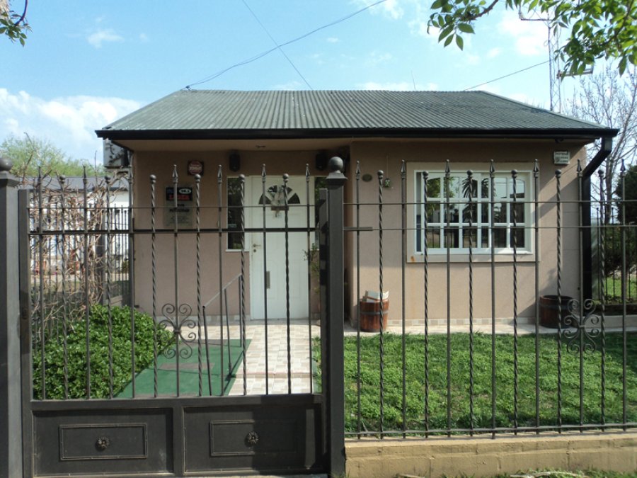 Fachada de la emisora clucellense.