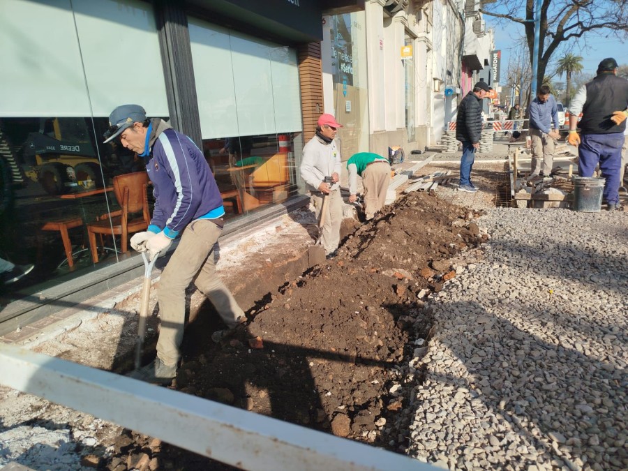 Etapa final de la obra de remodelaci&oacute;n de las veredas del &Aacute;rea Central sobre bulevar Santa Fe.