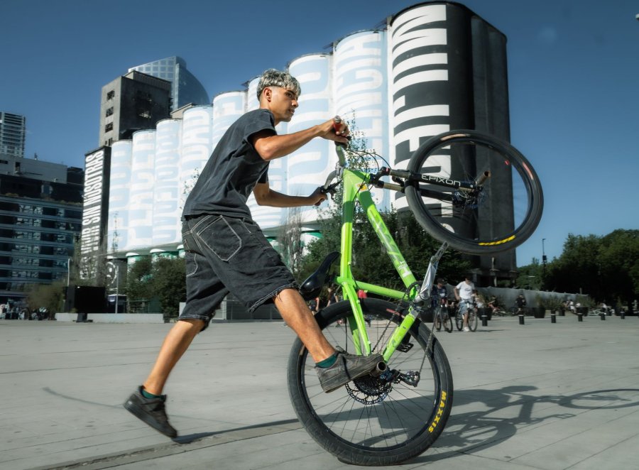 El stunt es una disciplina extrema que combina habilidades de equilibrio, control y destreza sobre bicicletas.