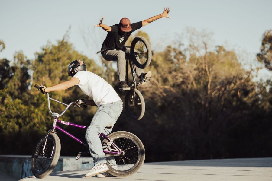 El stunt es una rama del ciclismo centrada en hacer acrobacias controladas sobre la bici, en movimiento o en posici&oacute;n fija. (FOTO ML)