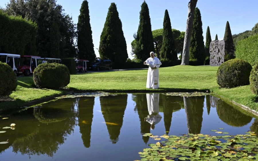 El Papa Le&oacute;n XIV alimenta a los peces durante la inauguraci&oacute;n el 5 de septiembre de 2025 de Borgo Laudato Si&rsquo;, una aldea ecol&oacute;gica en la finca papal de Castel Gandolfo, a 29 kil&oacute;metros al sur de Roma.