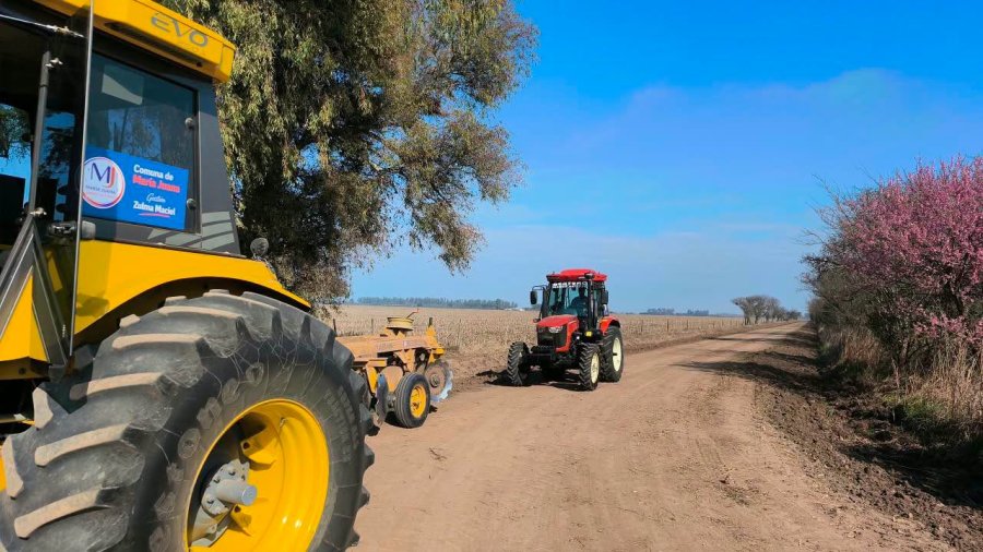 Maquinaria comunal en plena labor.