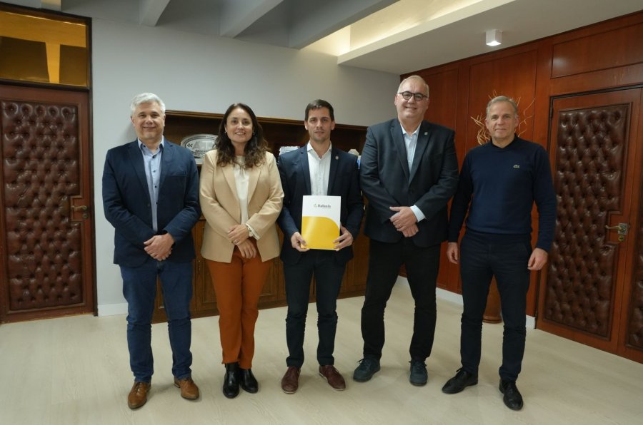 ENCUENTRO ESPECIAL. Mauricio Rizzotto, Patricia Imoberdorf, Leonardo Viotti, Gabriel Corrado y Fernando Muriel acompa&ntilde;aron la firma del convenio.