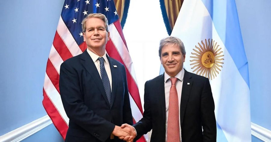 EN EL G20. El ministro Luis Caputo junto a Scott Bessent, qui&eacute;n respald&oacute; las reformas de Milei.