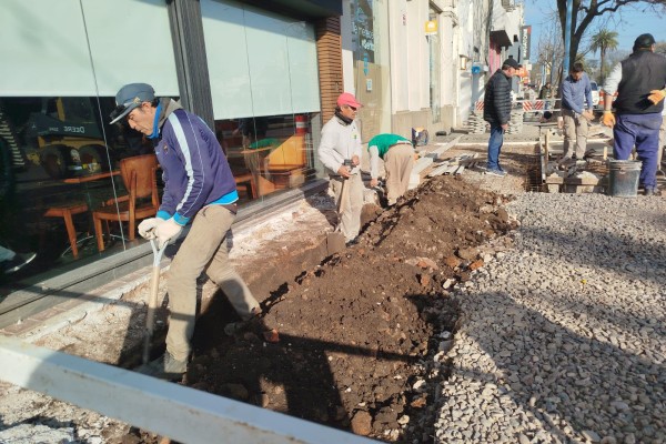 La remodelaci&oacute;n de las veredas de bulevar Santa Fe presenta un 80% de avance