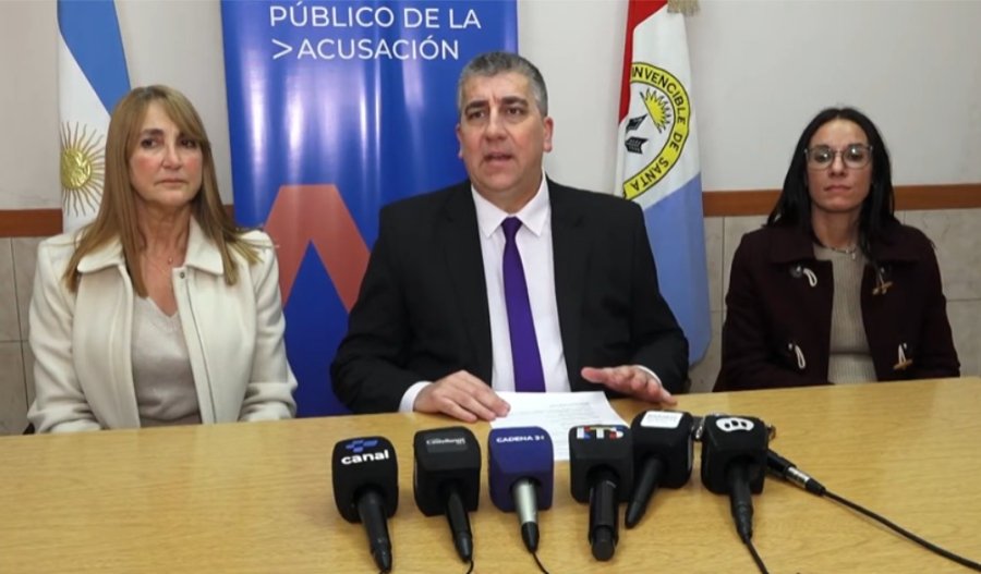 El fiscal Regional Carlos Vottero junto a las fiscales Fabiana Bertero y Mar&iacute;a Cecilia Doro en la sede del MPA en Rafaela..