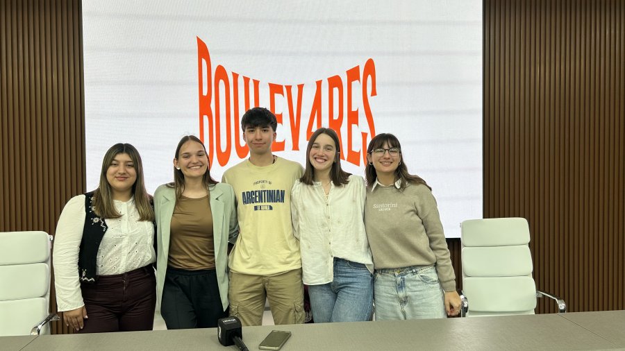 Los alumnos de Comunicaci&oacute;n Social: Cassina Agustina, Corbat Sof&iacute;a, Ib&aacute;&ntilde;ez Sof&iacute;a, Ledesma Pedro y Pav&oacute;n Oggero Martina.