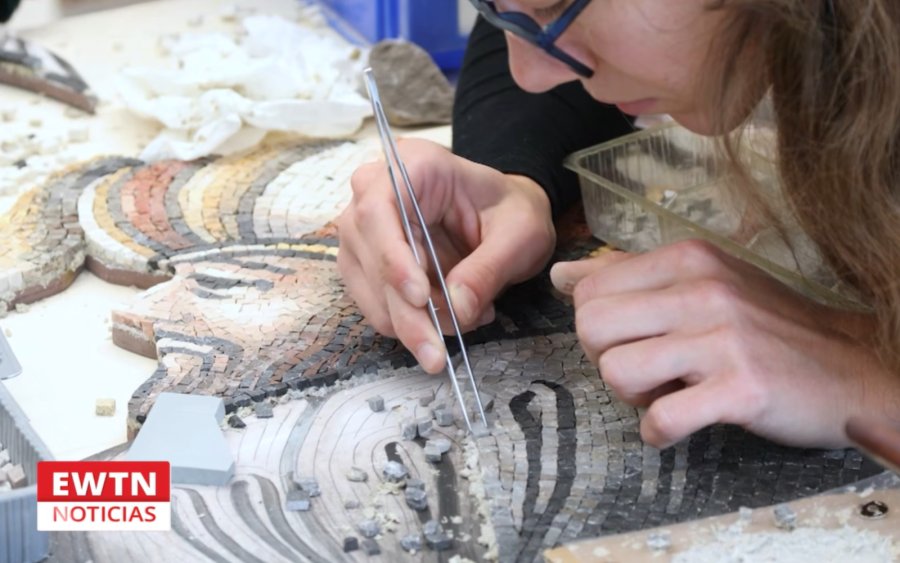Alumnos de la Escuela de Mosaicos de Friuli, una instituci&oacute;n que desde hace m&aacute;s de 100 a&ntilde;os forma artesanos en uno de los oficios m&aacute;s antiguos ligados al arte y a la arquitectura cristiana.