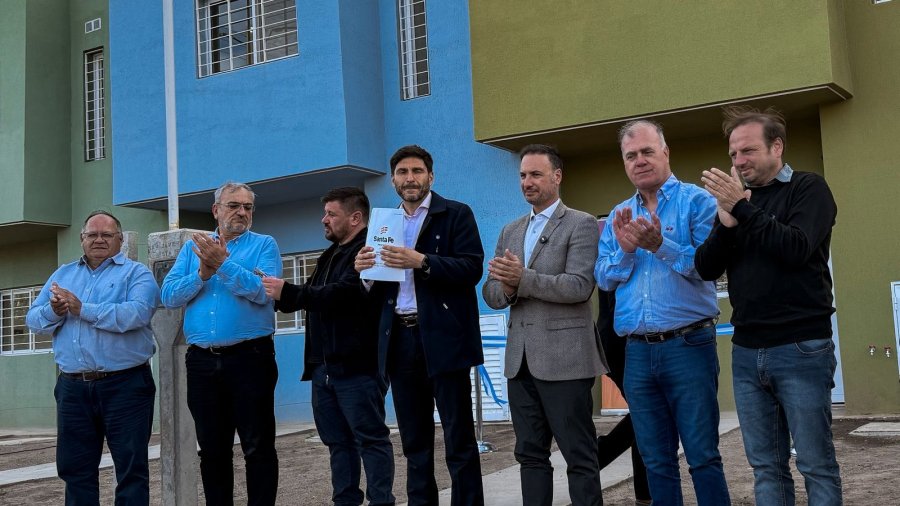 Las autoridades durante el acto.