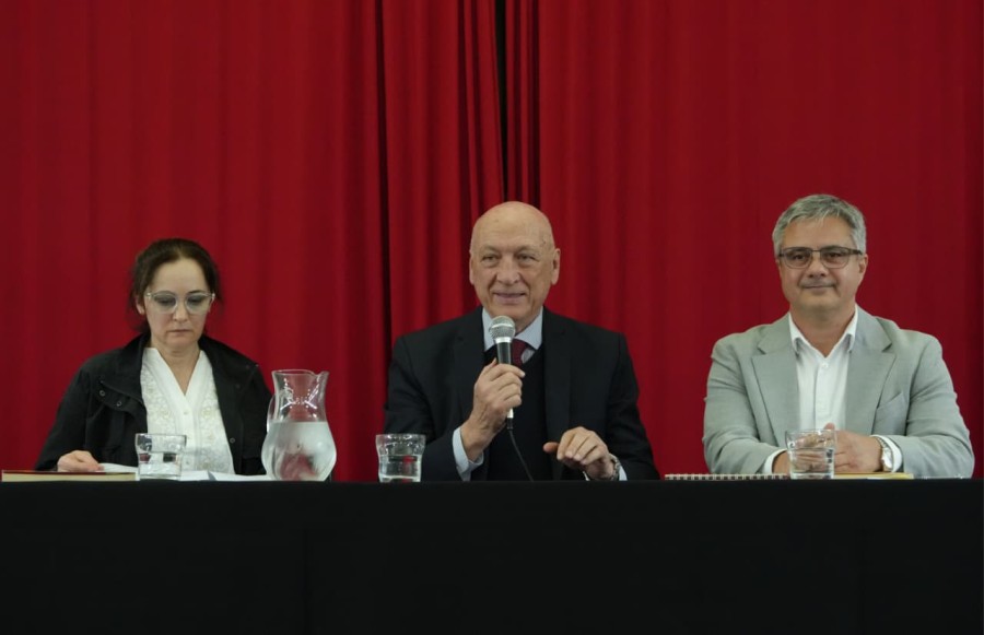 Antonio Bonfatti present&oacute; su libro "Memorias para un porvenir socialista" en la Biblioteca Sarmiento de Rafaela.