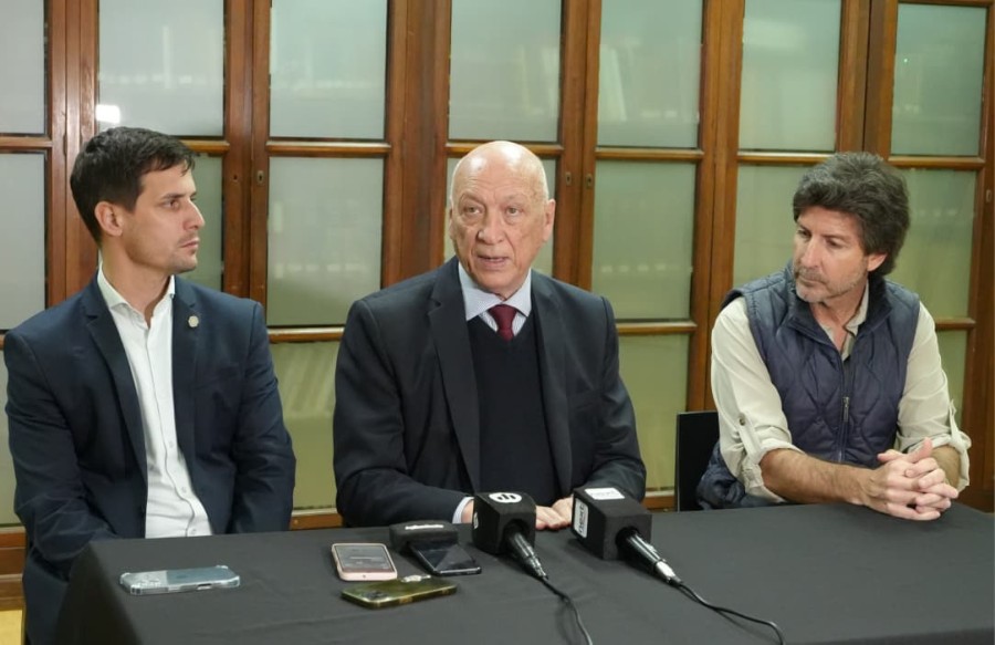 El intendente Leonardo Viotti, el ex gobernador Antonio Bonfatti y el titular del Centro Socialista de Rafaela, Santiago Gaspoz, en conferencia de prensa. (FOTO NICO GRAMAGLIA)