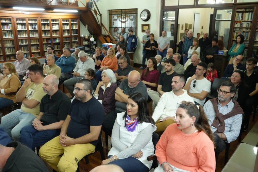 La Biblioteca Sarmiento colmada durante la presentaci&oacute;n del libro de Bonfatti. (FOTO NICO GRAMAGLIA)