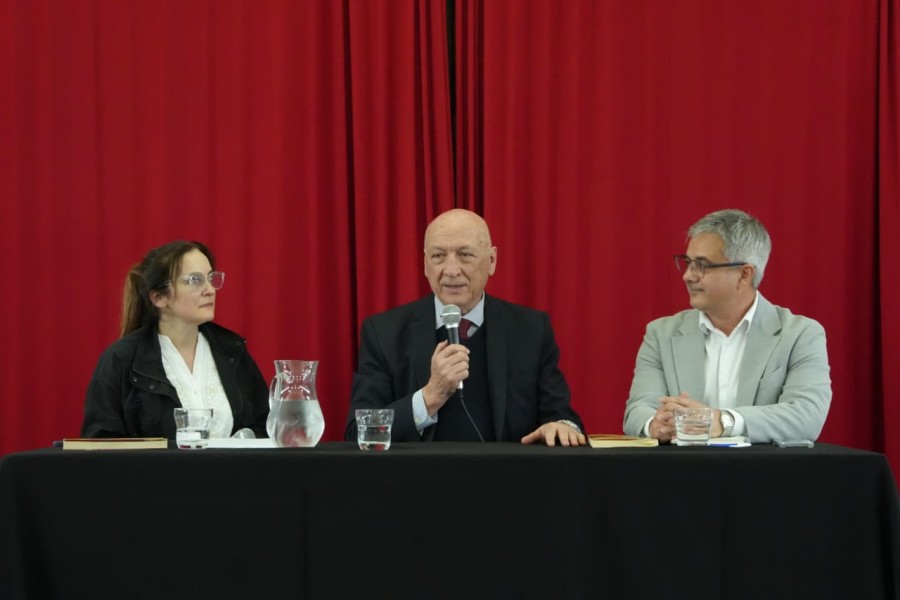 Antonio Bonfatti al dar detalles de su libro junto a los moderadores de la presentaci&oacute;n, Giselle Locatelli y Pedro Ulman. (FOTO NICO GRAMAGLIA)