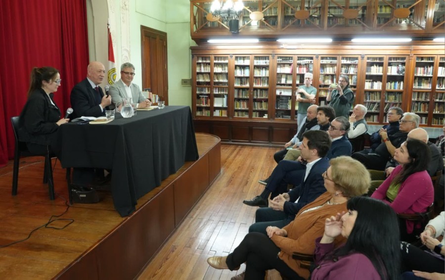 La Biblioteca Sarmiento del Centro de Empleados de Comercio fue el lugar donde se llev&oacute; a cabo la presentaci&oacute;n del libro de Bonfatti. (FOTO NICO GRAMAGLIA)