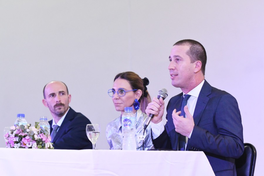 El presidente del Colegio de Abogados de Rafaela, Joaqu&iacute;n Cordero, junto a Marisa Herrera y Pablo Lorenzetti durante la Jornada Acad&eacute;mica en el Instituto del Profesorado. (FOTO MARIO LIOTTA)