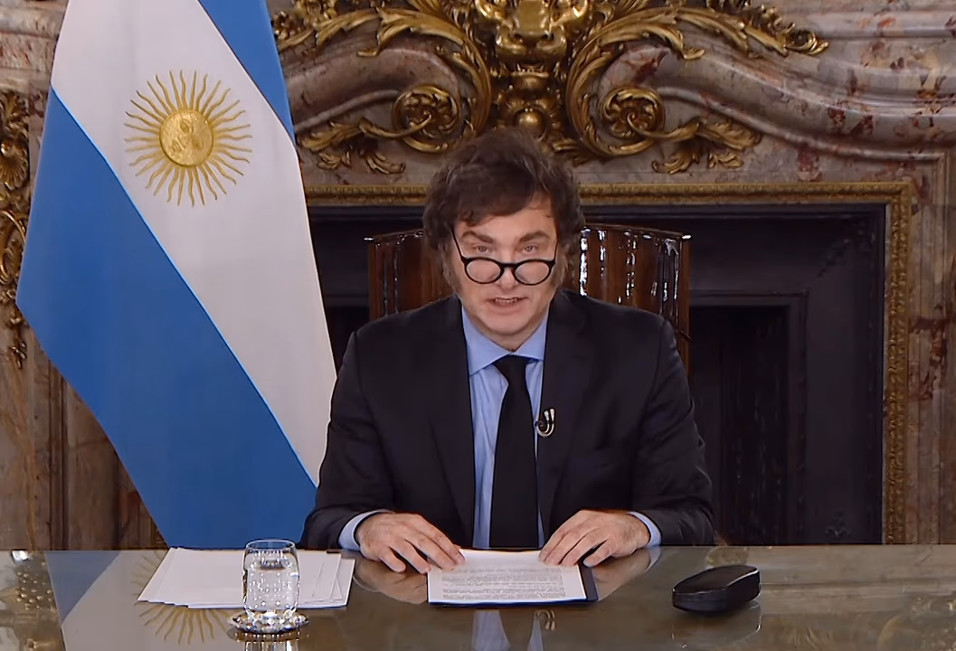 El presidente Javier Milei en el Sal&oacute;n Blanco de Casa Rosada.