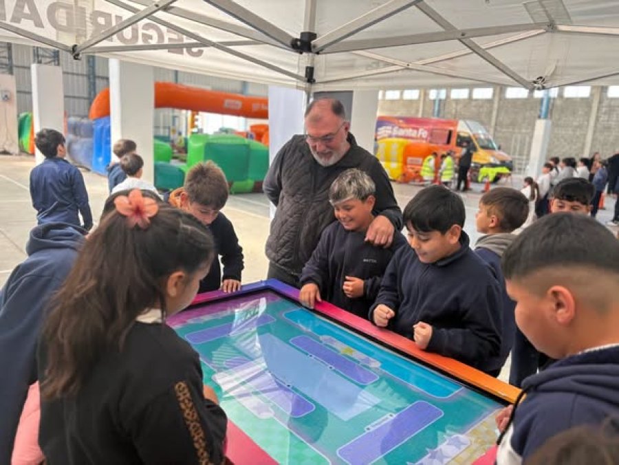 El Intendente y un grupo de escolares ante la tablet interractiva.