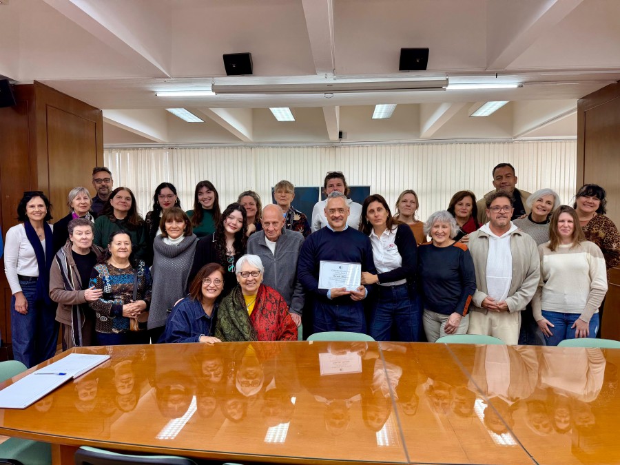 Concejales, familiares y amigos compartieron la foto con Marcelo Allasino en el recinto tras la entrega de la declaraci&oacute;n.