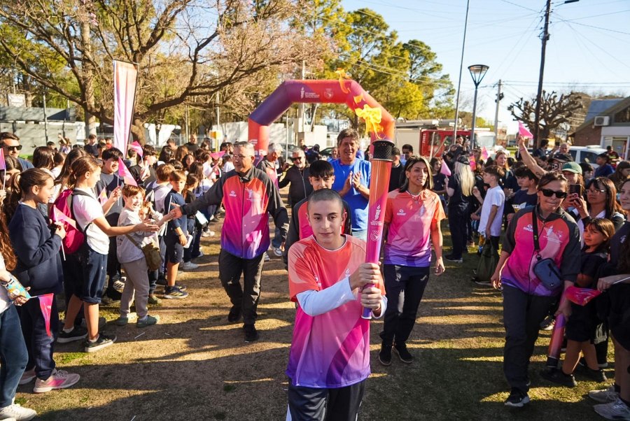DEJO SU HUELLA. La Antorcha de los Juegos Suramericanos convoc&oacute; a vecinos de Funes en una jornada cargada de propuestas deportivas y recreativas.