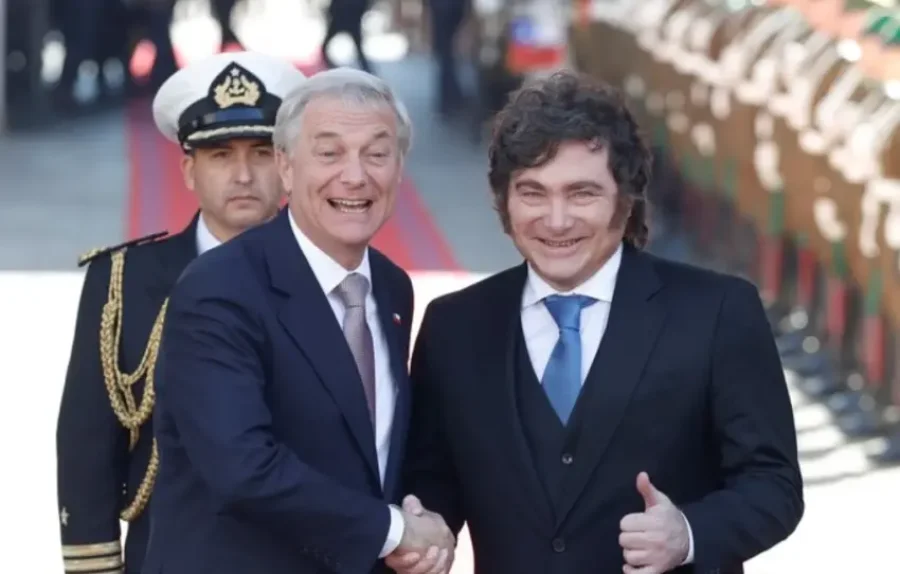 RESPALDO. Los presidentes Javier Milei y Jos&eacute; Antonio Kast mantuvieron hoy un encuentro de trabajo en Santiago de Chile y ratificaron el buen momento de la relaci&oacute;n bilateral entre ambos pa&iacute;ses.