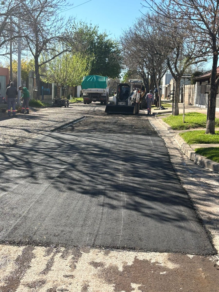SIGUEN LAS REPARACIONES. Los equipos acondicionaron las partes da&ntilde;adas y colocaron nuevo material asf&aacute;ltico en la esquina de Buffa y Domingo Silva de nuestra ciudad.