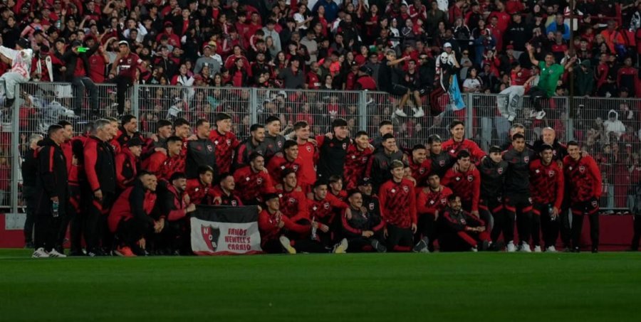 LA LEPRA TUVO SU TRADICIONAL BANDERAZO PREVIO AL CL&Aacute;SICO