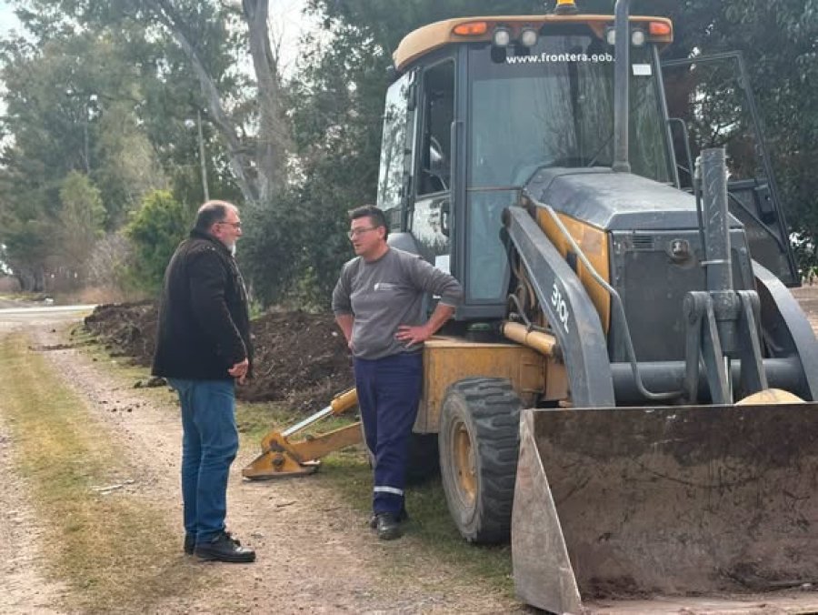 El Intendente y un operario en la zona de tareas.