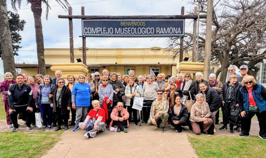 El grupo frente al complejo museol&oacute;gico.