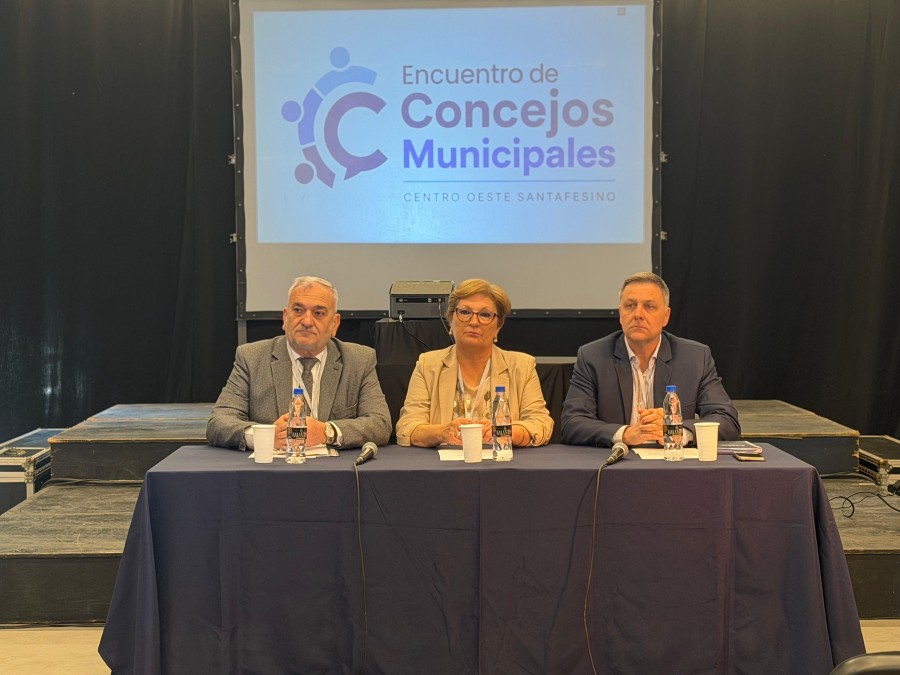 El senador Alcides Calvo, la presidenta del Concejo Municipal de Rafaela, Mabel Fossatti y el titular del cuerpo legislativo de Sunchales, Fernando Cattaneo durante la apertura de la jornada. (FOTO PRENSA CONCEJO RAFAELA)
