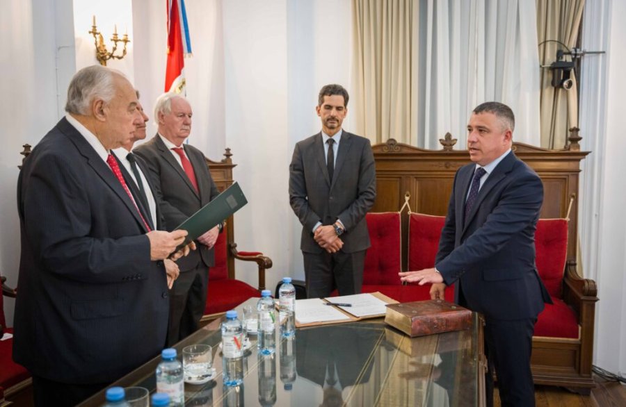 El presidente de la Corte Suprema de Justicia de Santa Fe, Rafael Guti&eacute;rrez, le toma juramento a Diego Maciel en la sede del m&aacute;ximo tribunal en la capital provincial.