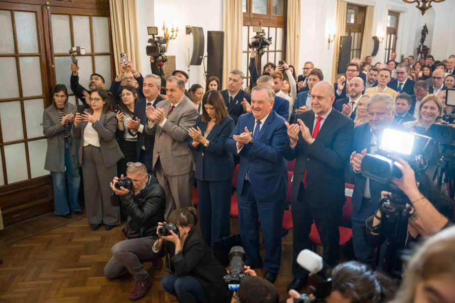 Funcionarios de distintos poderes del Estado y de diferentes niveles de gobierno junto a legisladores provinciales y nacionales durante el acto de asunci&oacute;n de Maciel en la Corte Suprema de Justicia de Santa Fe. (FOTO PODER JUDICIAL SANTA FE)