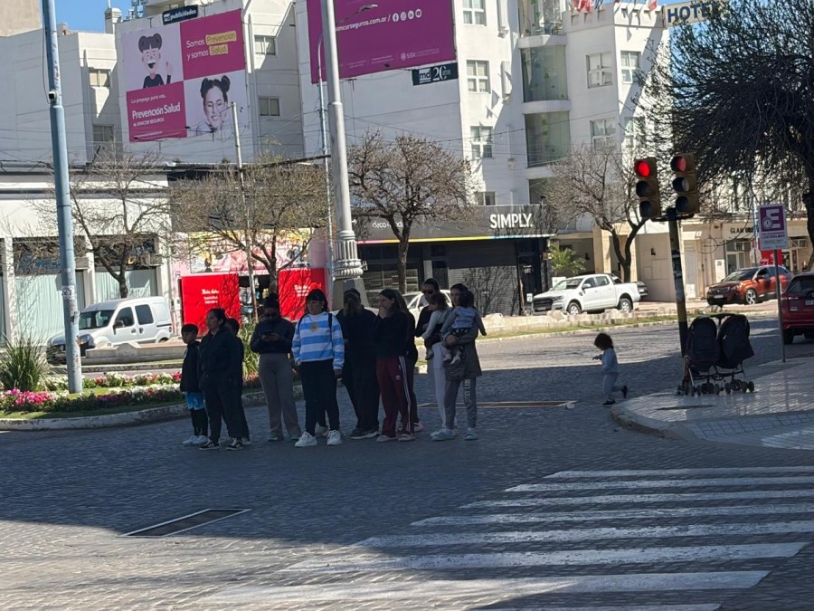 A la distancia, familiares de los detenidos observaron el operativo. (FOTO LA OPINI&Oacute;N)