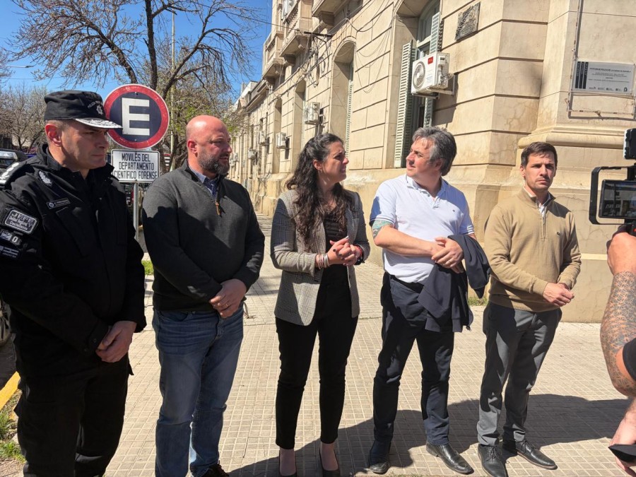 El ministro de Justicia y Seguridad, Pablo Cococcioni junto al intendente, Leonardo Viotti, el jefe de la Unidad Regional V, Alejandro Tognolo y la secretaria de Asuntos Penales, Luc&iacute;a Masneri, entre otros. (FOTO LA OPINI&Oacute;N)
