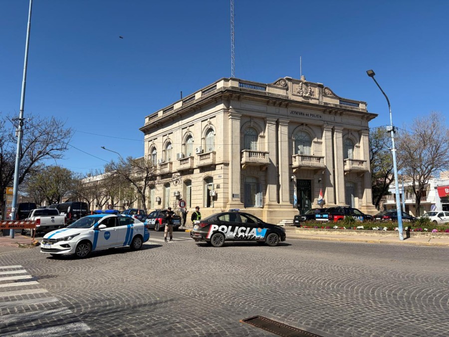 Amplio operativo de seguridad en torno a la Jefatura de Polic&iacute;a de Rafaela en la esquina de avenida Mitre y Tucum&aacute;n. (FOTO LA OPINI&Oacute;N)
