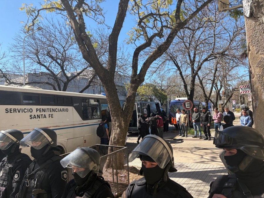 En menos de una hora los 80 internos de la Alcaid&iacute;a fueron ingresados a los m&oacute;viles del Servicio Penitenciario para ser trasladados al penal de Recreo. (FOTO LA OPINI&Oacute;N)