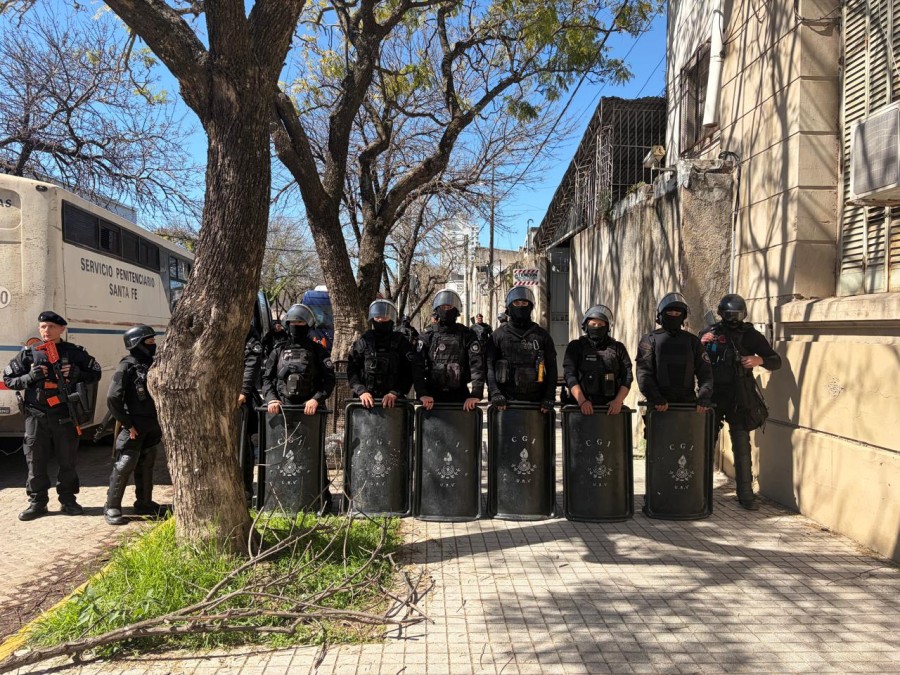 Efectivos policiales fuertemente armados participaron del procedimiento a la salida de la Alcaid&iacute;a rafaelina. (FOTO LA OPINI&Oacute;N)