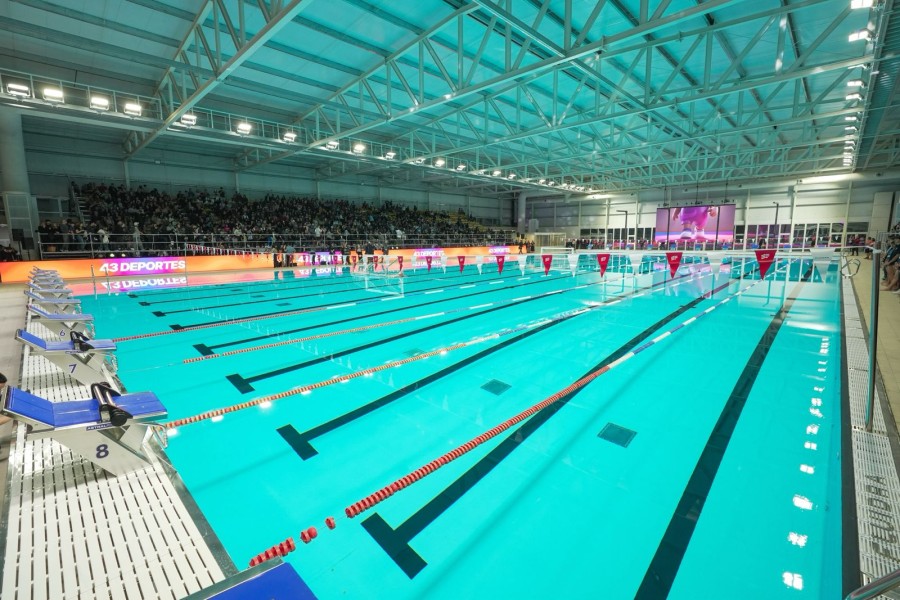 El nuevo escenario cuenta con dos piscinas cubiertas. Una de ellas es ol&iacute;mpica, tiene 50 metros de largo, 25 de ancho y tres de profundidad, y podr&aacute; disponer de tribunas temporales con capacidad para hasta 1.000 espectadores. (FOTO SC)