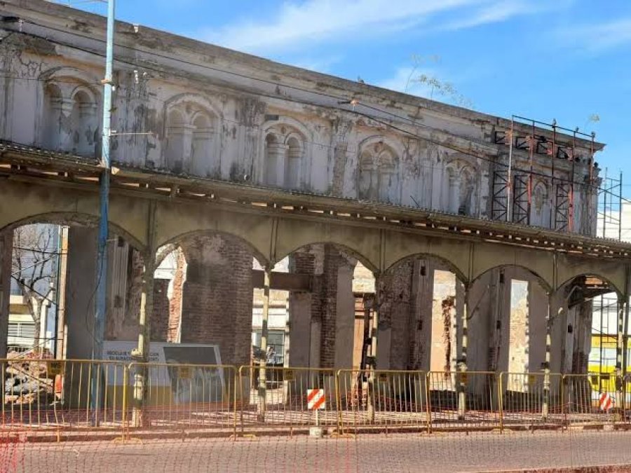 PATRIMONIO HISTORICO. Mientras avanza la restauraci&oacute;n de los ex Almacenes Ripamonti,  los rafaelinos pueden volver a transitar la vereda frente al emblem&aacute;tico edificio de calle 9 de Julio.