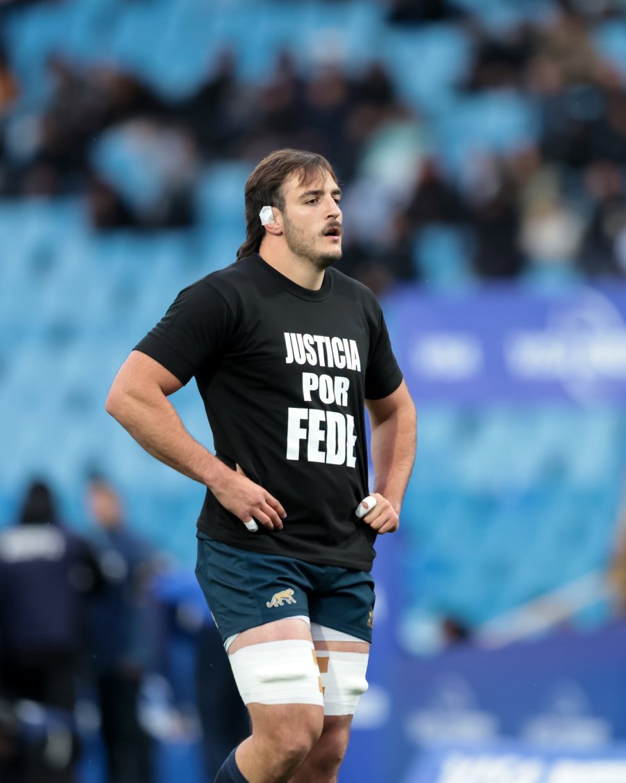PEDIDO. Franco Molina en la previa con la remera que recuerda a Arambur&uacute;.