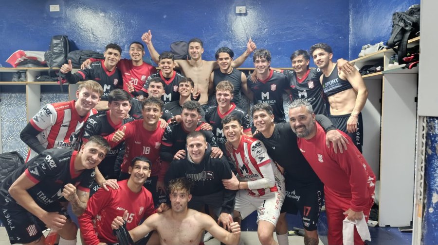 FESTEJO EN EL VESTUARIO. Todo 9 de Julio celebrando tres puntos de oro en Santiago del Estero.