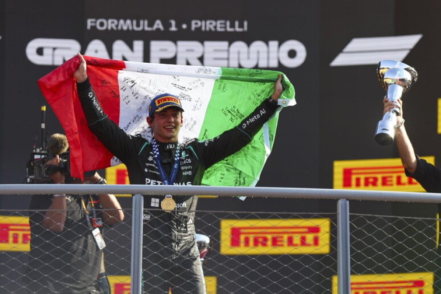 Kimi Antonelli festeja con la bandera italiana en el podio de Monza.