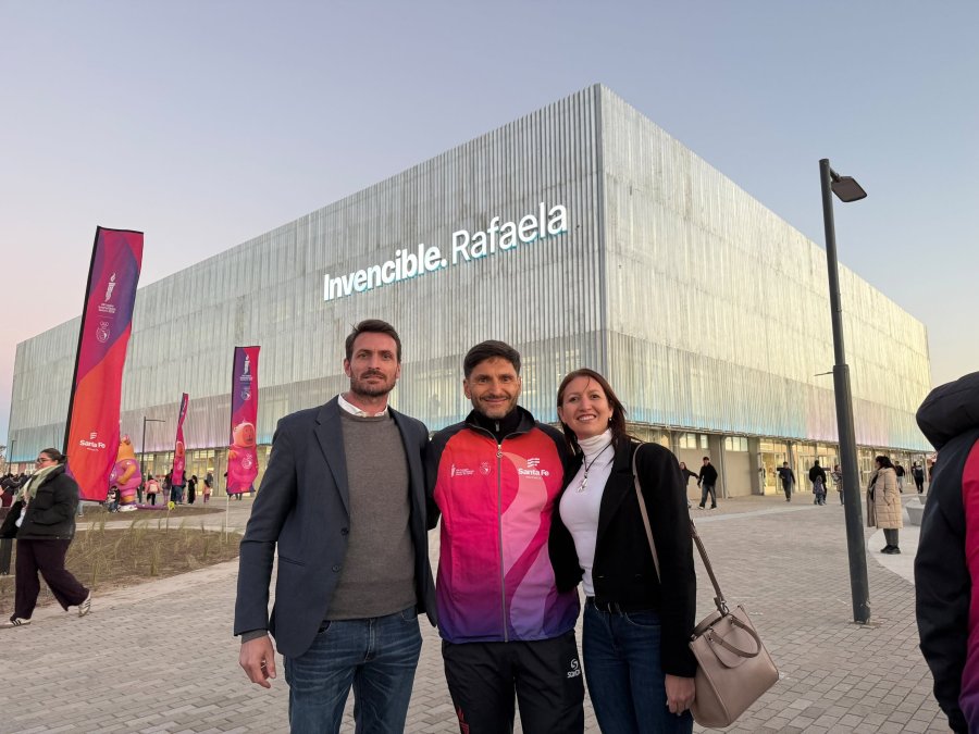 Gonzal Aira, Maximiliano Pullaro y Romina Neiff con el imponente estadio detr&aacute;s.
