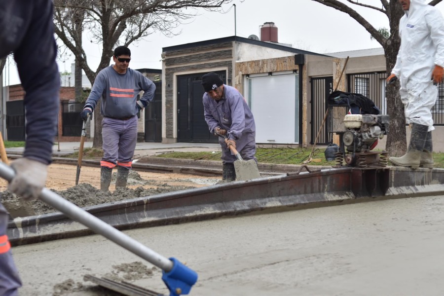 Tambi&eacute;n se realizan trabajos intensivos de bacheo y mantenimiento de la trama vial existente.