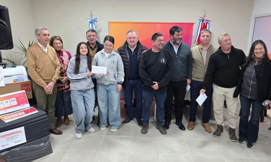 Autoridadees y beneficiarios en el Centro C&iacute;vico Departamental.