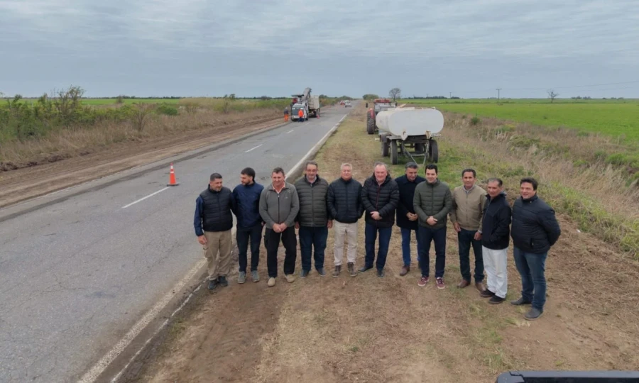 Las autoridades en el inicio de la obra.