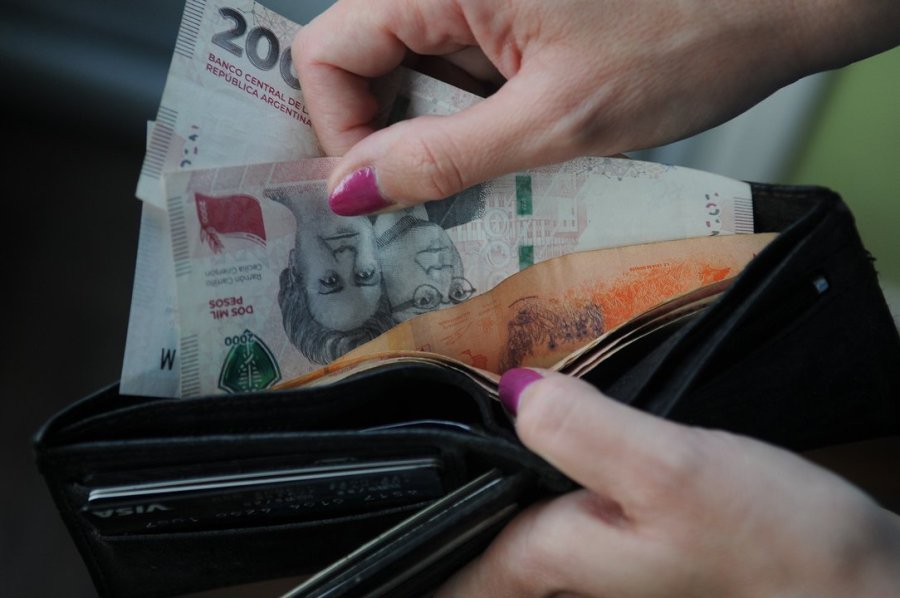 EMPEORAMIENTO. El Gobierno busca reactivar el mercado confiando en los d&oacute;lares ahorrados, mientras mantiene acotadas las tasas y el tipo de cambio.